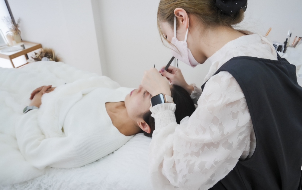 アイラッシュ施術を受ける女性